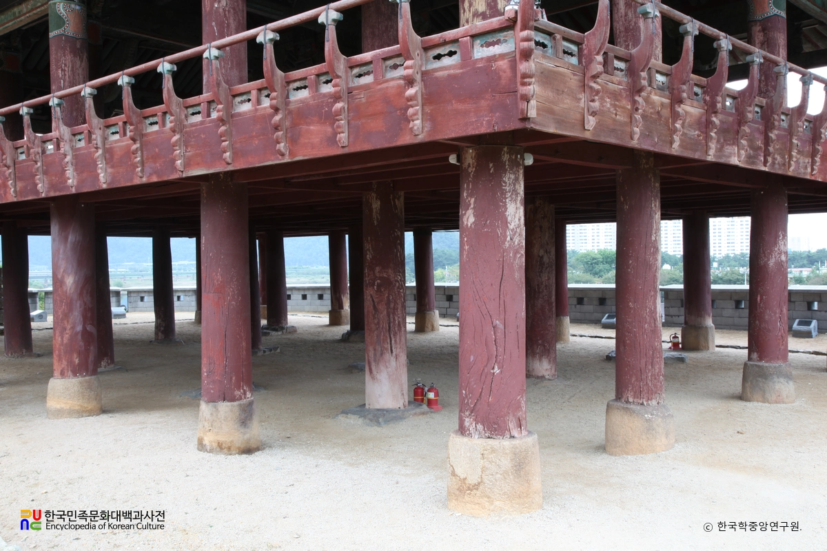 밀양 영남루 하부 기둥