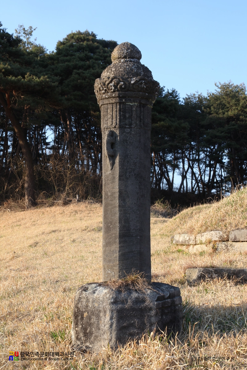 함양 평촌리 옥계 묘역 중 망주석