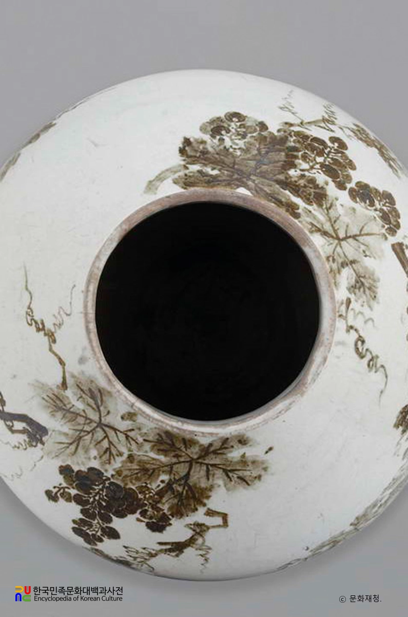 백자 철화포도문 항아리