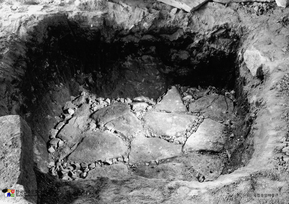 예산 수덕사 대웅전 초석 하부 구조