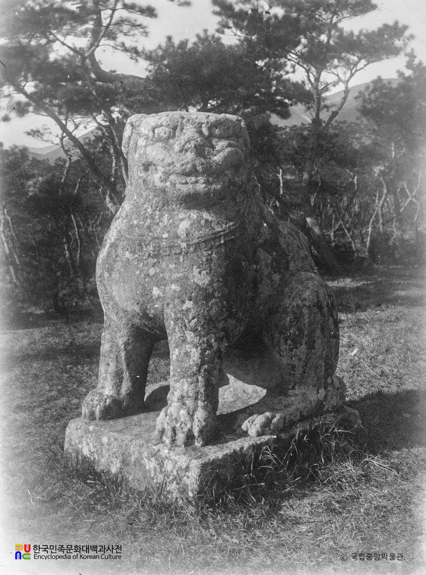 경주 신라 흥덕왕릉 좌측 석수