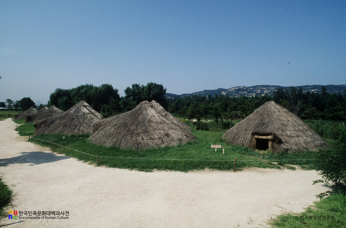 서울 암사동 유적 주거지 복원 모습