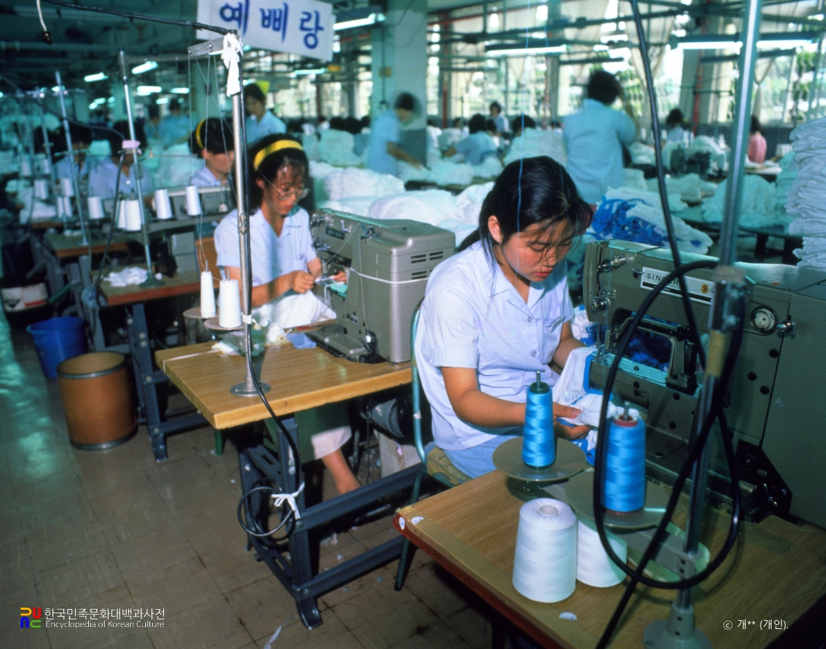 봉제공장 작업 모습