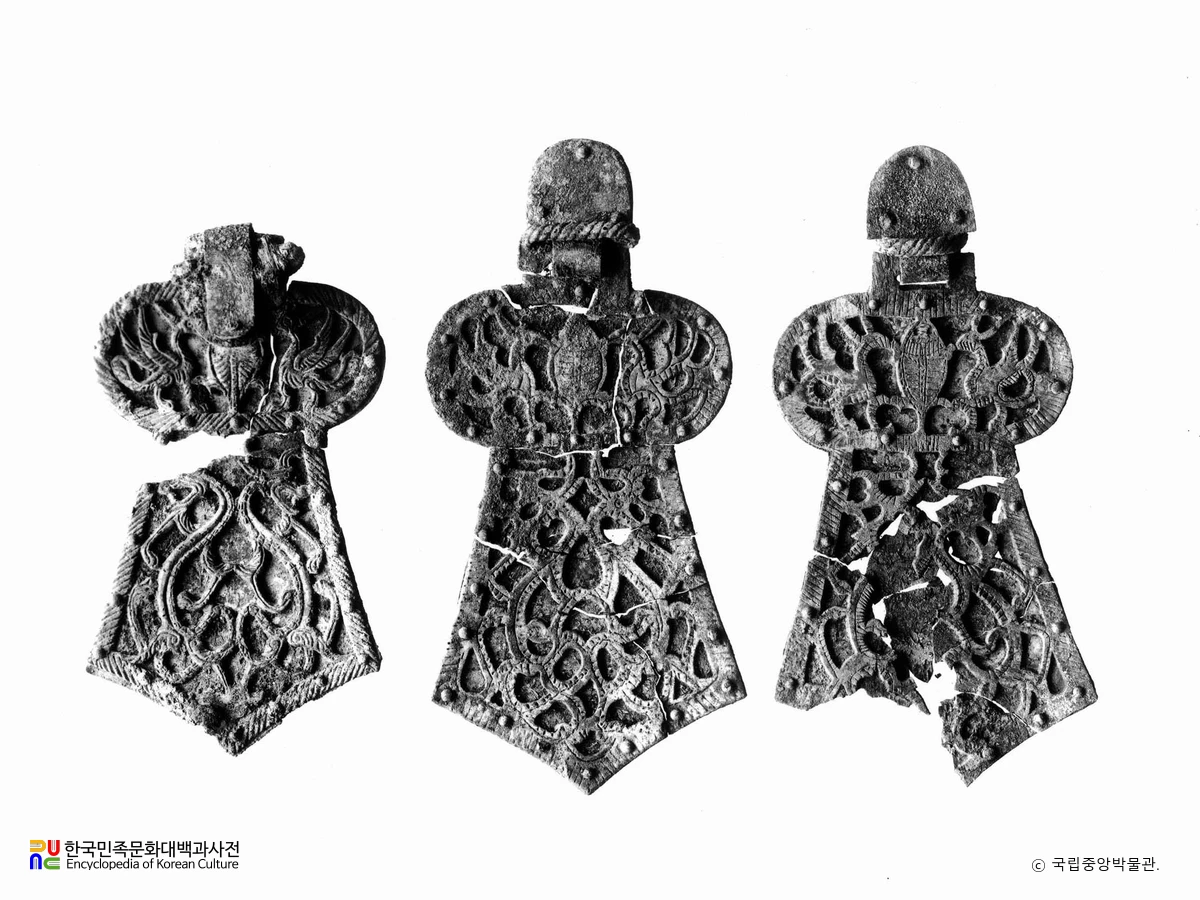 경북 경주 금령총 금동제봉룡문행엽