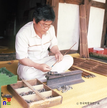 화살 제조공정 / 12 화살촉 박기