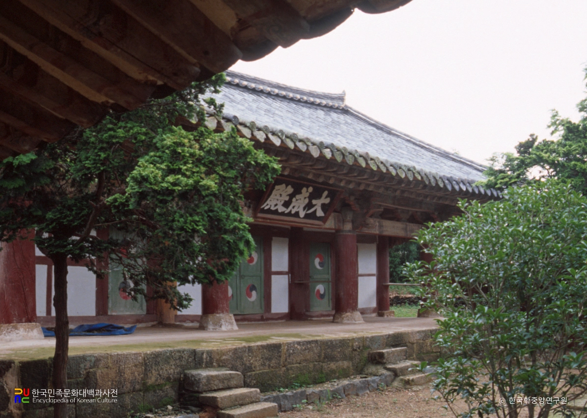경남 고성향교 중 대성전 정측면