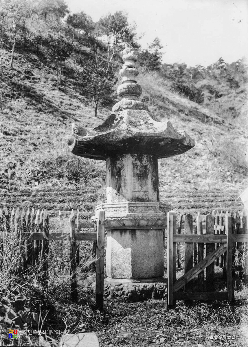 서산 보원사지 법인국사탑 정측면