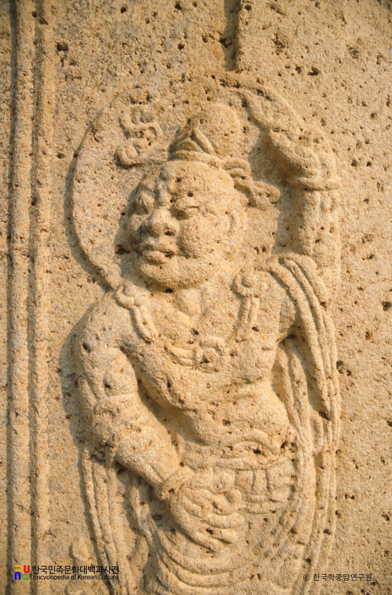 경주 장항리 서오층석탑 탑신 북쪽 좌측 사천왕상