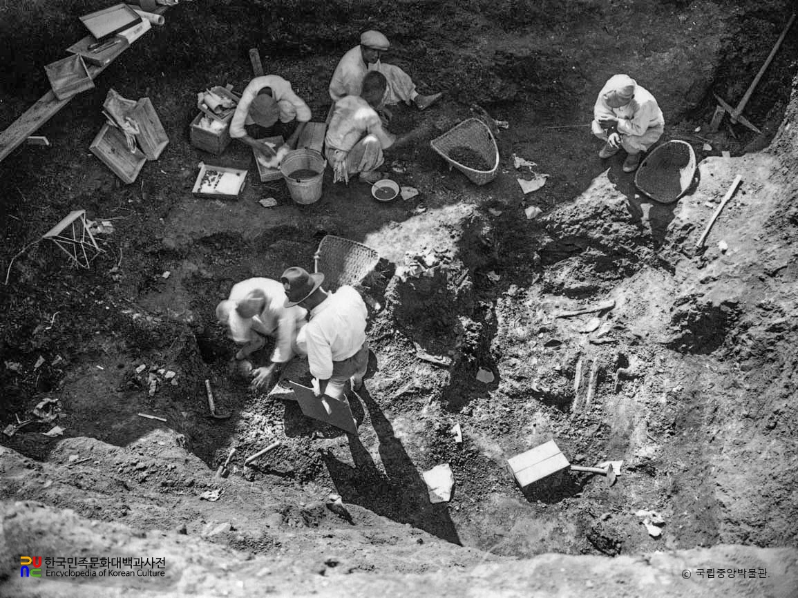 평안남도 대동군 석암동 201호분 곽실 상부 발굴 작업