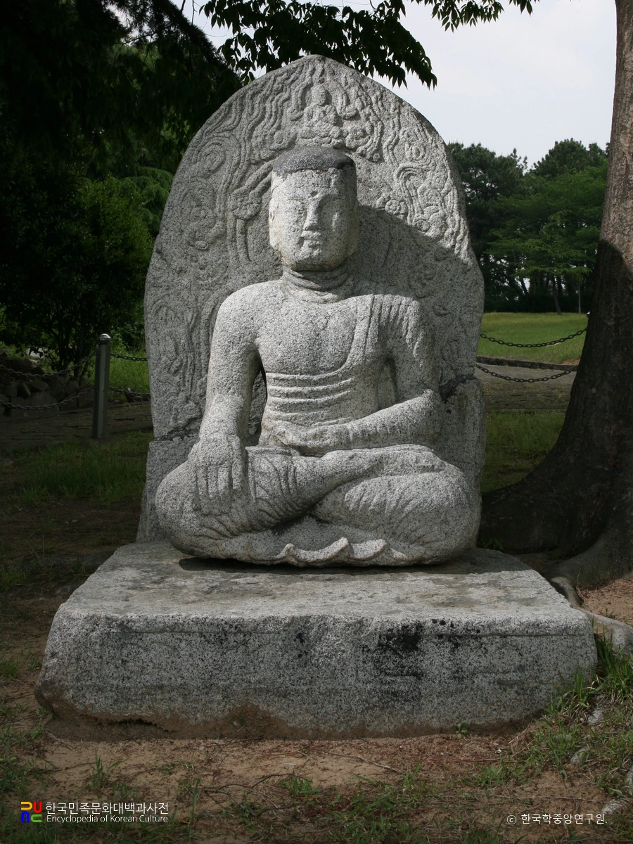 용화전 석조여래좌상