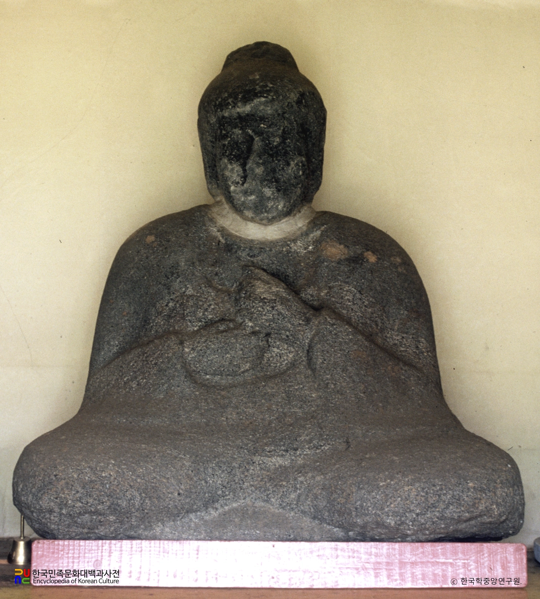 강릉 굴산사지 석불좌상 중 소형불상 정면