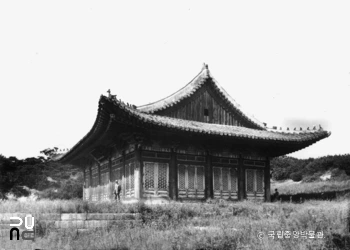 서울 경희궁 숭정전 좌측면