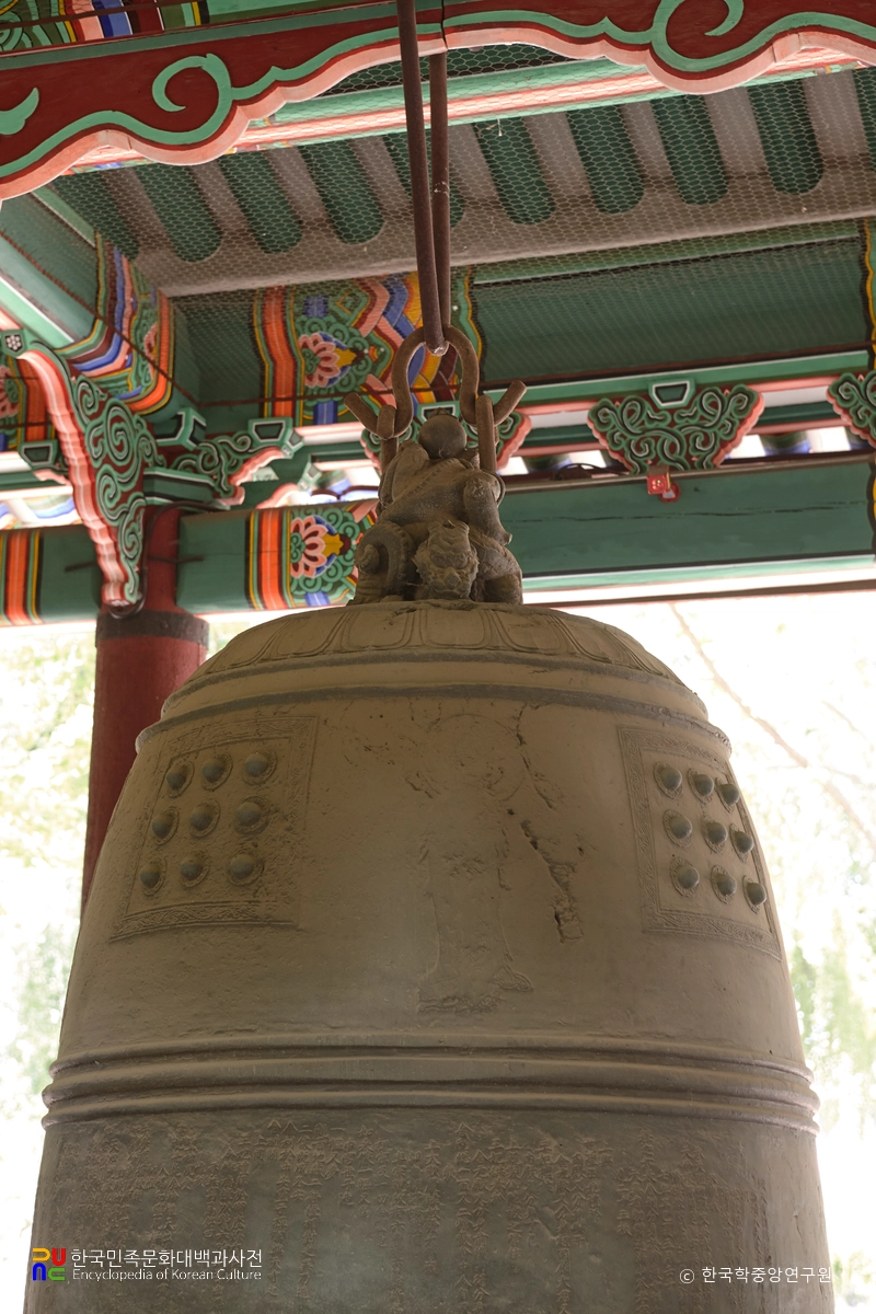 덕수궁 흥천사명 동종 용뉴와 보살입상