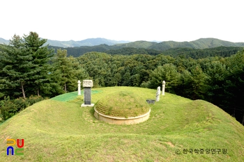 가평 이방실장군 묘 후면