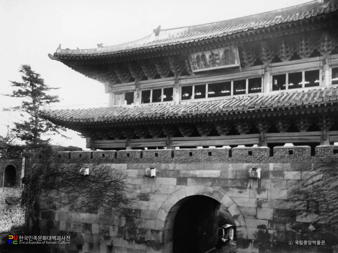 수원 화성 장안문 외측 정측면