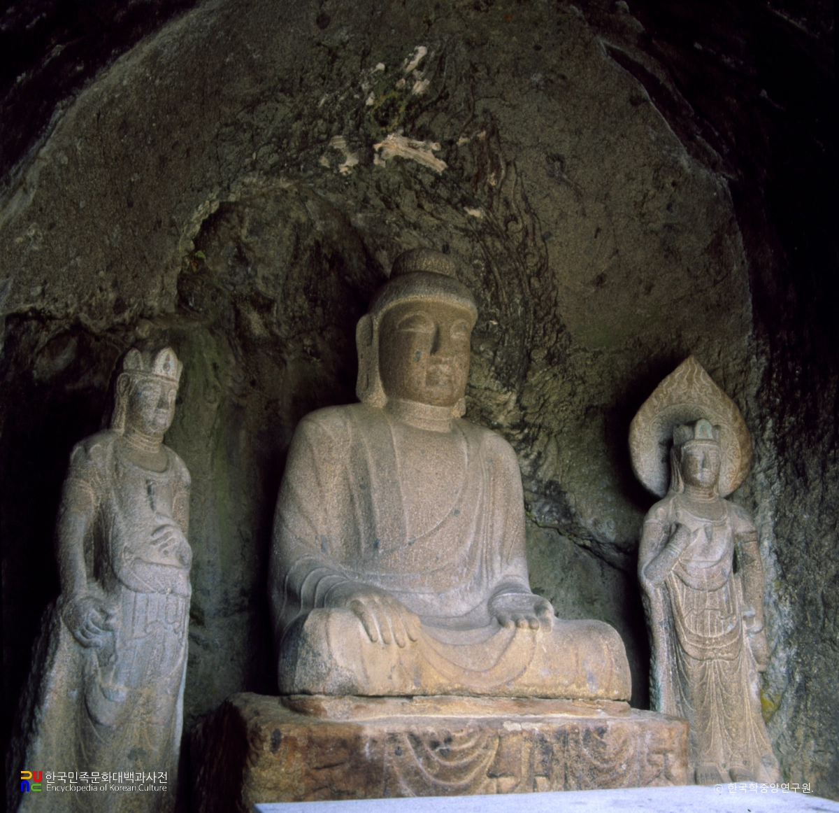 군위 아미타여래삼존 석굴 중 불상 정측면