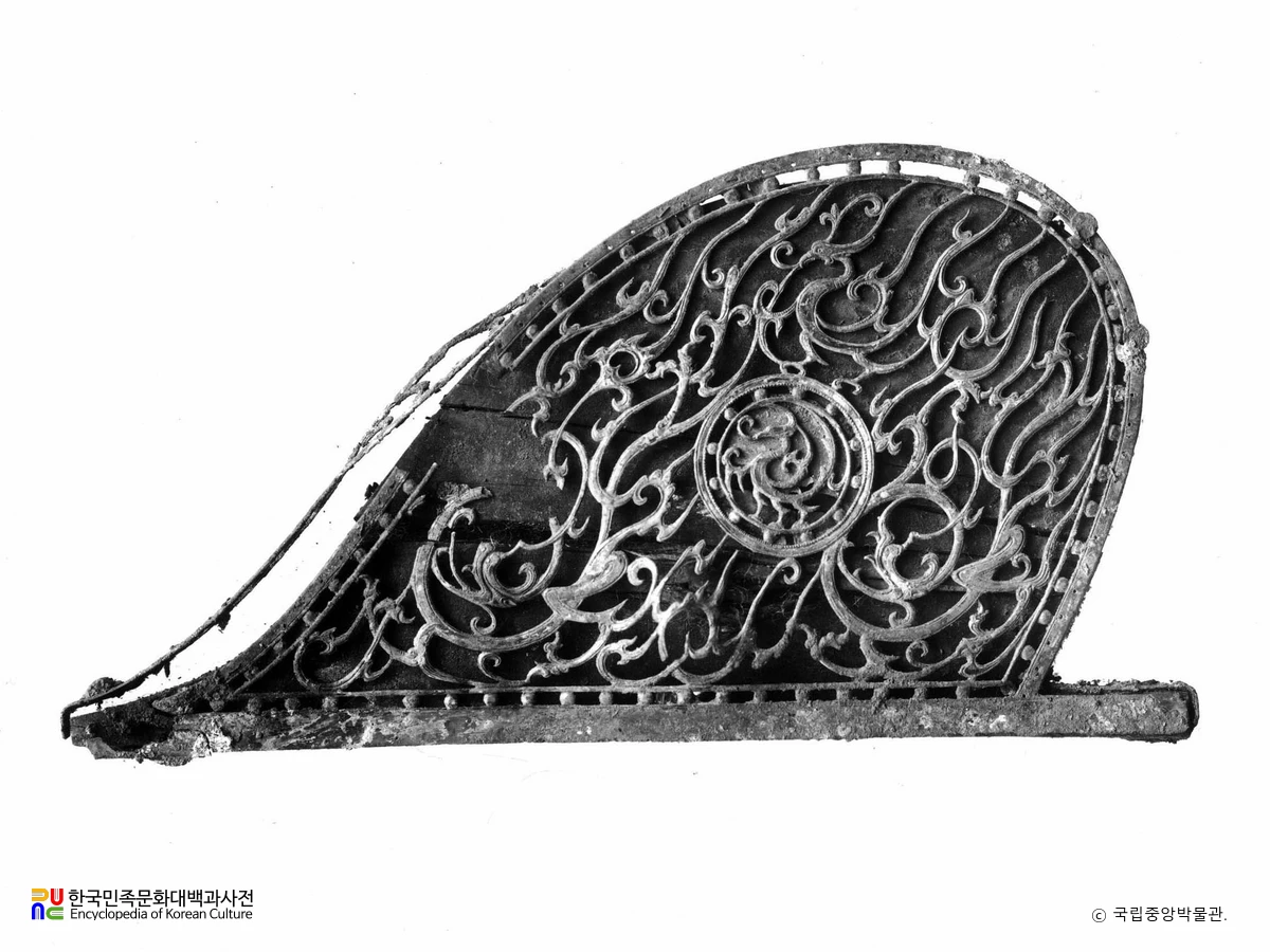 평안남도 중화 진파리 1호분 금동제투조일상문장식