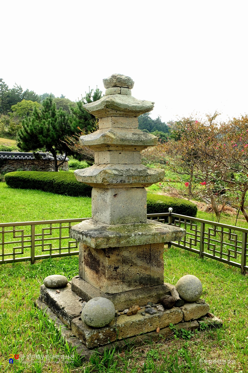 신안 읍리 삼층석탑 정측면