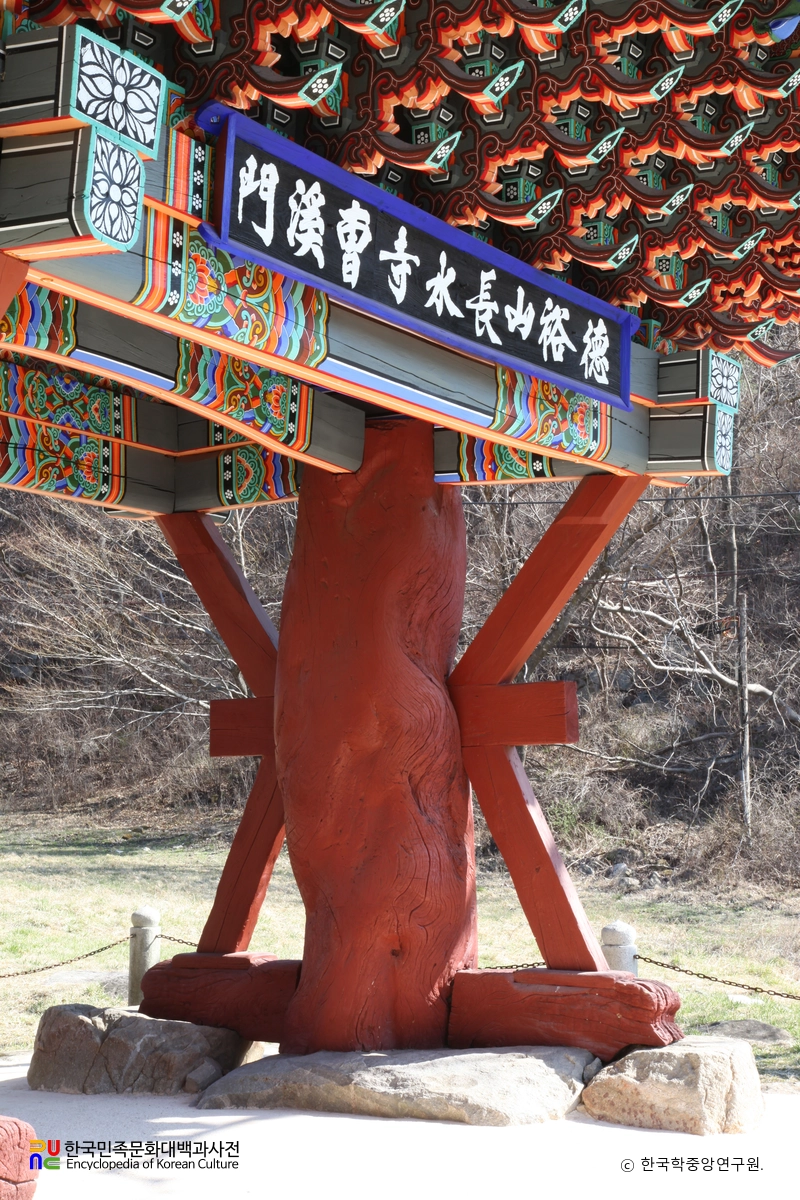 함양 용추사 일주문의 우측기둥과 덤벙주초