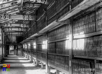 합천 해인사 장경판전 내부 대장경판