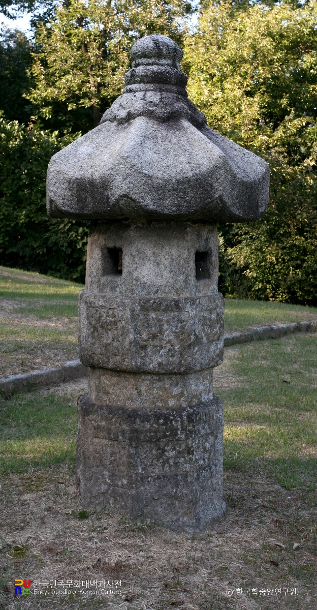 덕흥대원군 묘 장명등