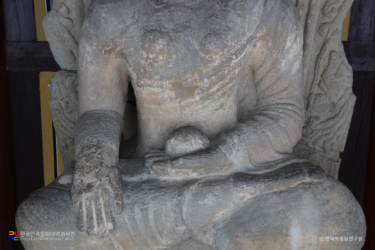 산청 사월리 석조여래좌상의 수인