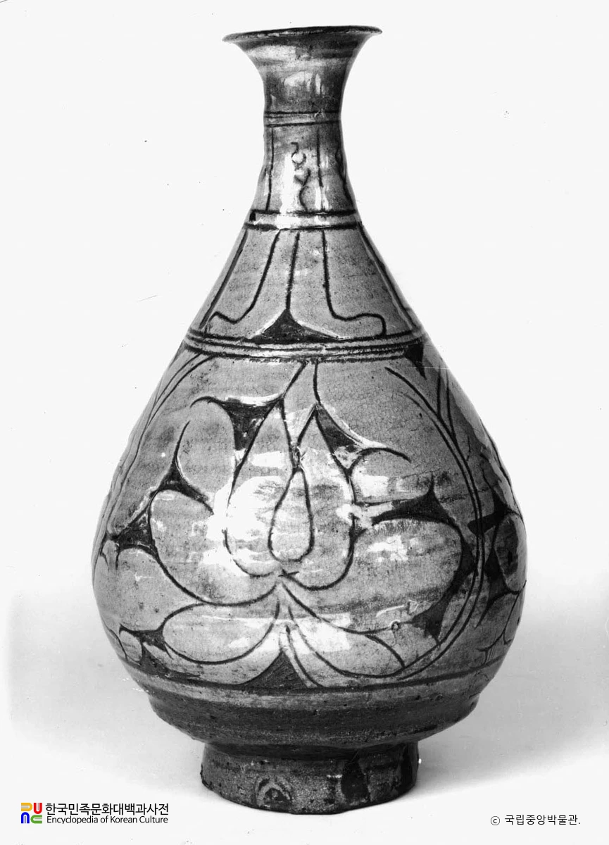 분청사기 박지 연화문 병