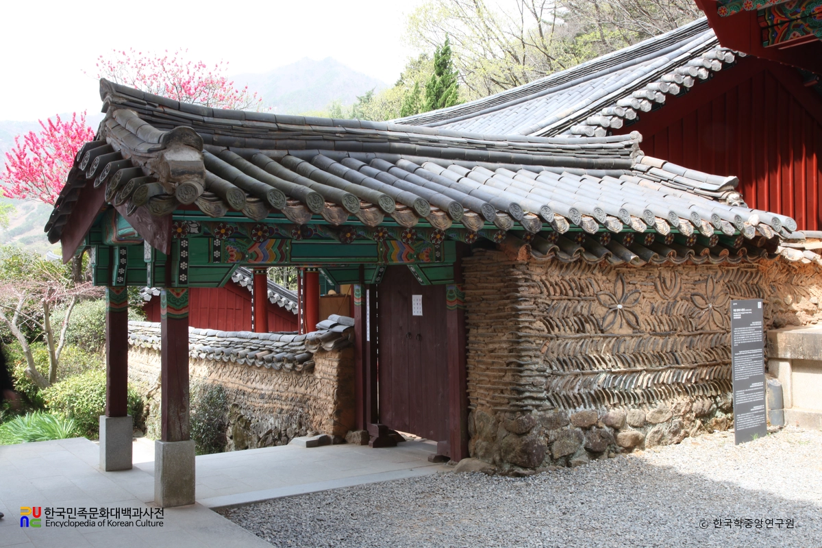 하동 쌍계사 나한전 옆 꽃담