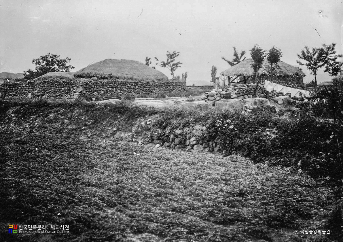 경주 황룡사지 중 초석이 놓인 모습