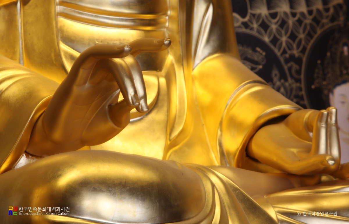 거창 심우사 목조아미타여래좌상의 수인 좌측면