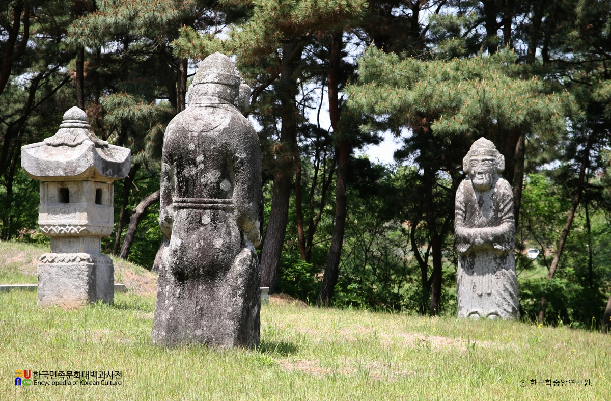 남궁찬 묘 석상