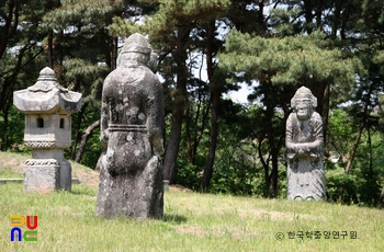 남궁찬 묘 석상