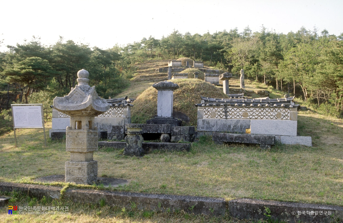 구례 윤문효공 묘전석등 및 석비