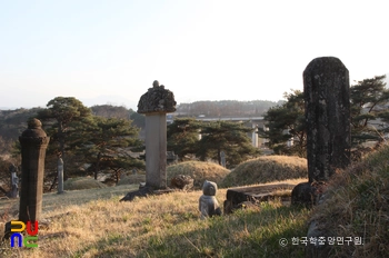 함양 평촌리 옥계 신도비 및 부부 묘표 전경