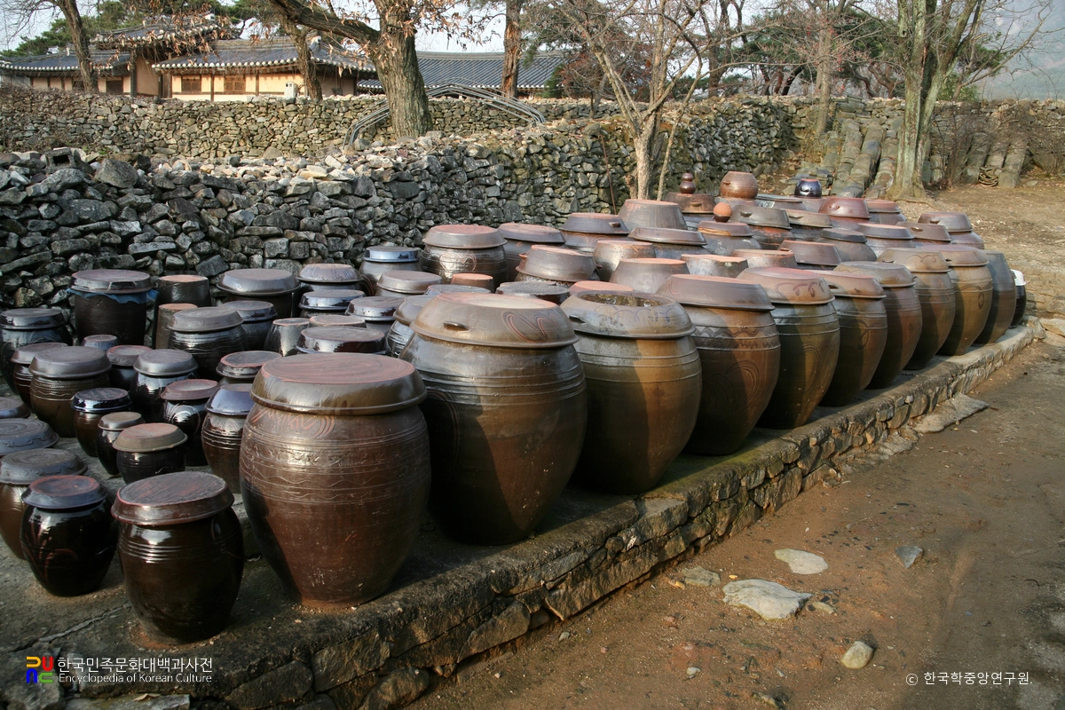 아산 건재고택 장독대 전경