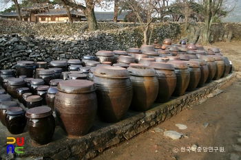 아산 건재고택 장독대 전경