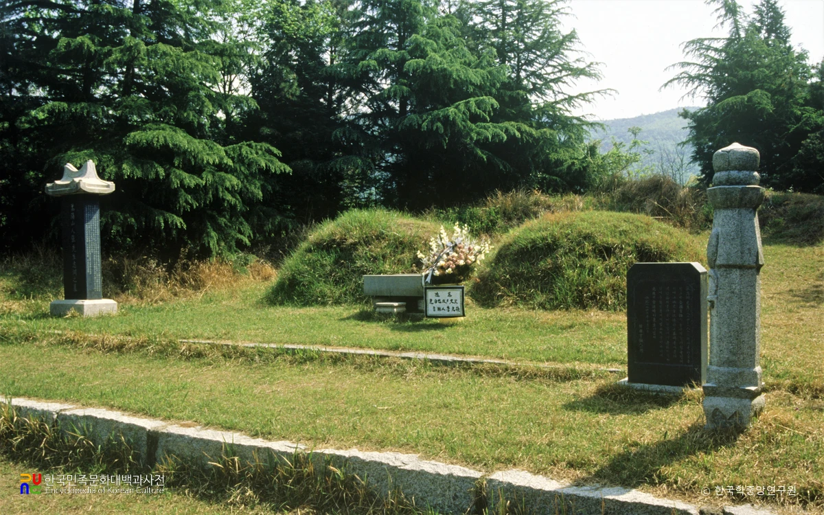 창원 위암 장지연 선생의 묘 전경
