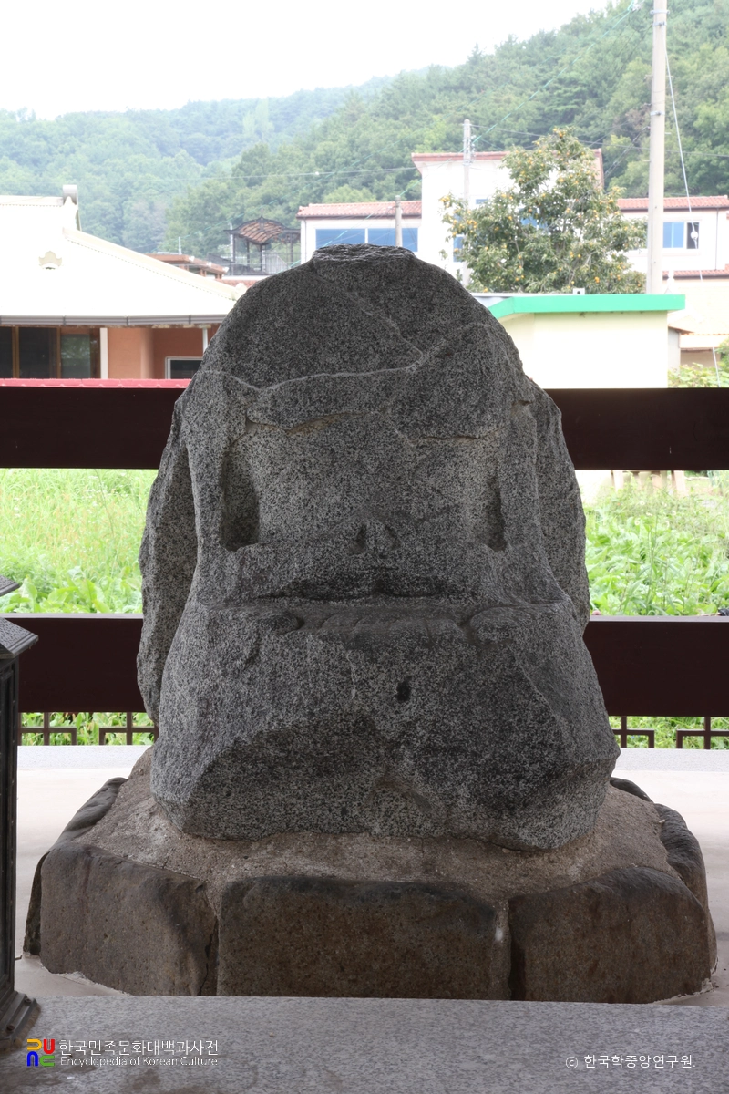 함안 대산리 석조삼존상 중 본존