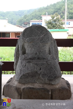 함안 대산리 석조삼존상 중 본존