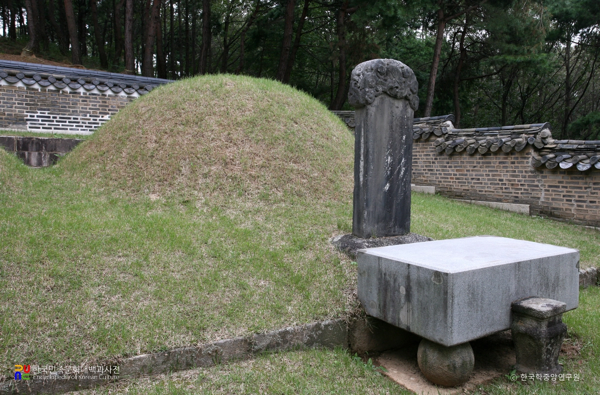 남양주 조선 광해군묘 중 문성군부인 봉분 정측면