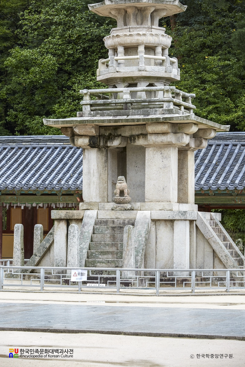 경주 불국사 다보탑 서쪽 기단과 탑신부 정면