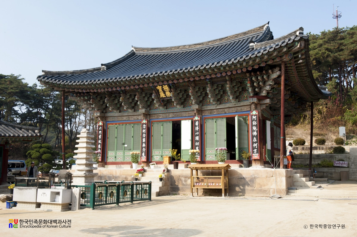 여주 신륵사 극락보전 정측면