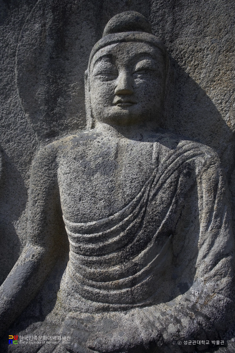 경주 남산 칠불암 마애불상군 삼존상 중 본존불