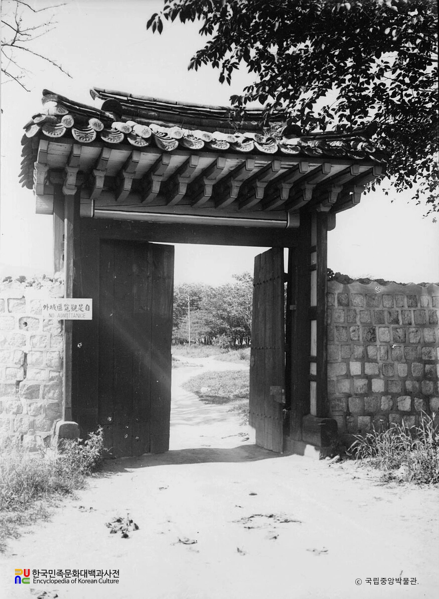 서울 경복궁 자경전 동쪽 담장과 일각문 정면