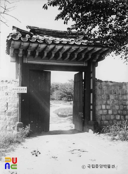 서울 경복궁 자경전 동쪽 담장과 일각문 정면