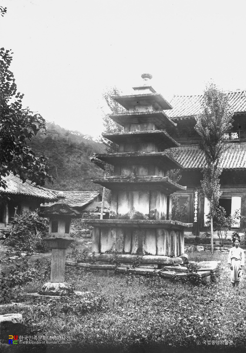 부여 무량사 석등과 오층석탑 전경