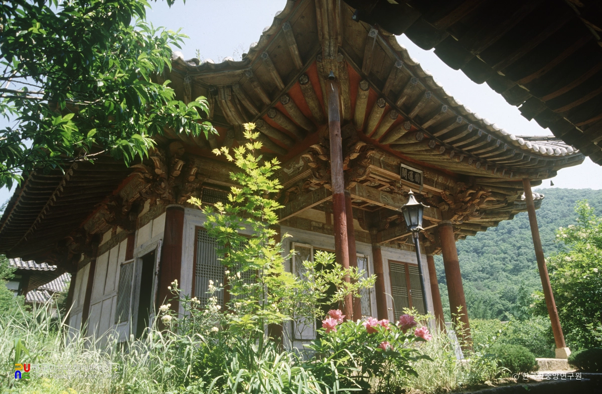 순천 선암사 원통전 정측면