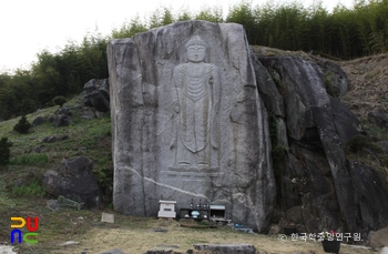 함양 덕전리 마애여래입상 전경