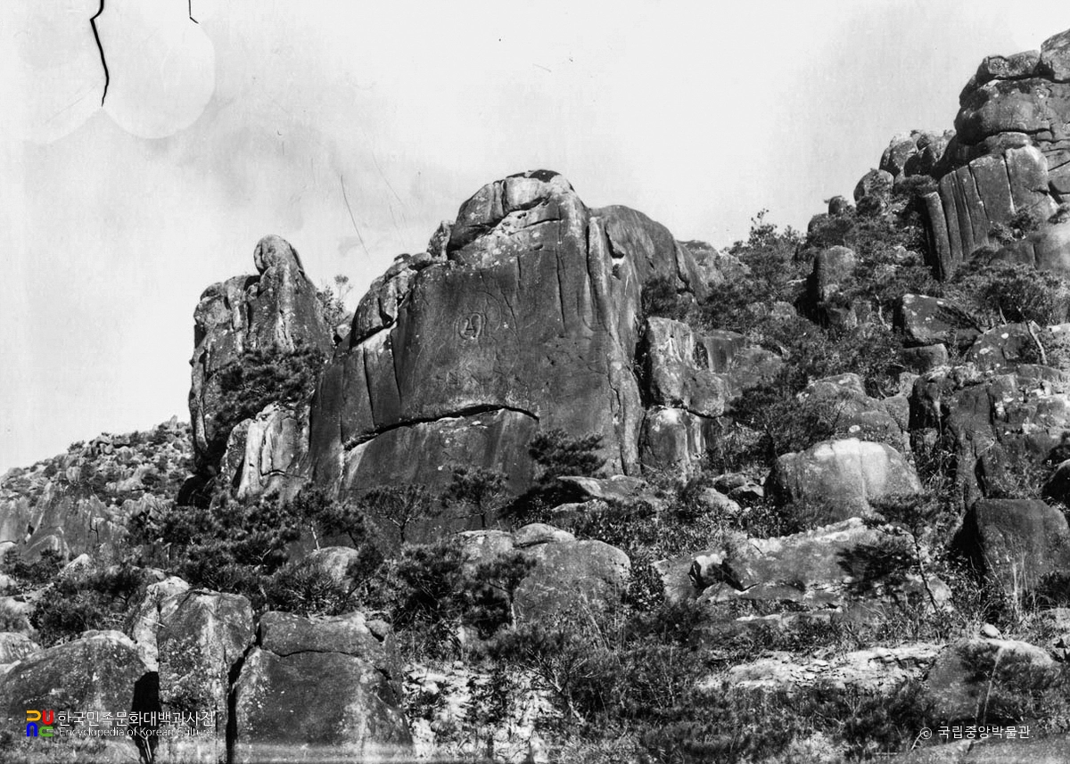 경주 남산 삼릉계 선각여래좌상 전경