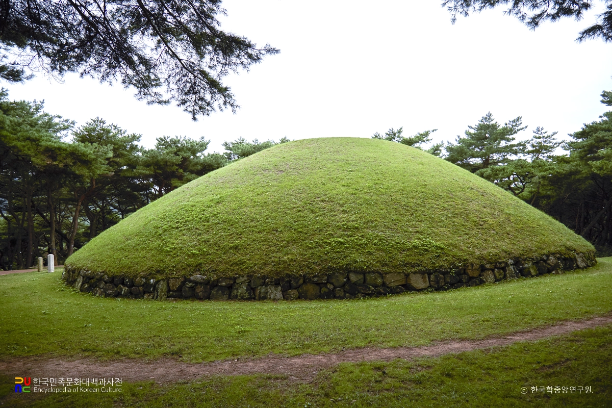 경주 신라 선덕여왕릉 후측면